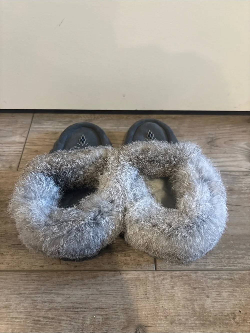 Manitobah Rabbit Fur Trim Gray Beaded Moccasin Slippers Kids Size 3